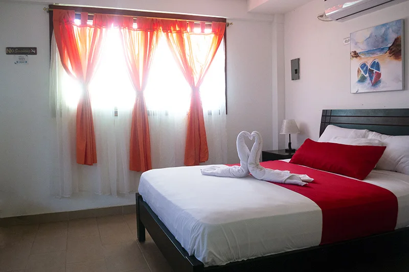 Cama de 2.5 plazas en habitación matrimonial de Hostería Oceanic