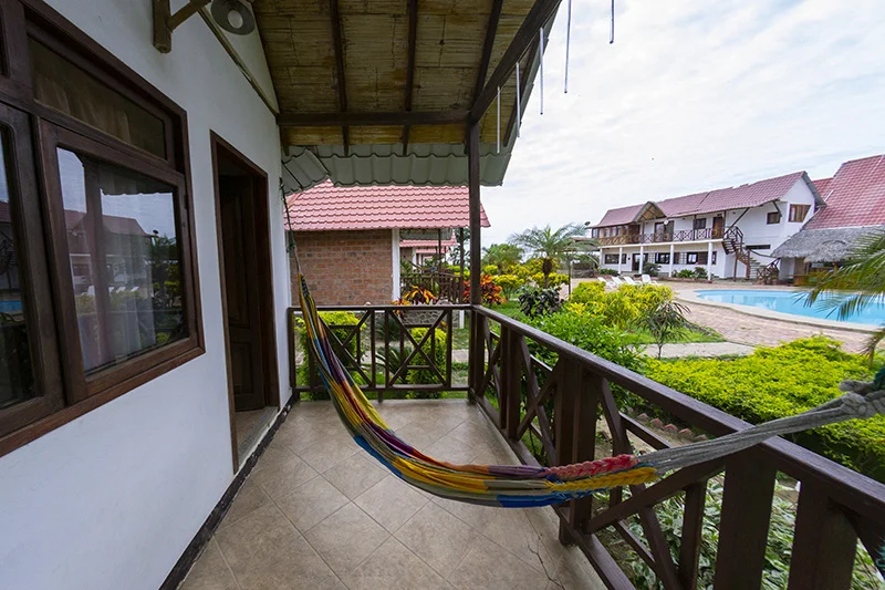 Jardín y entrada privada de cabaña quíntuple en Hostería Oceanic