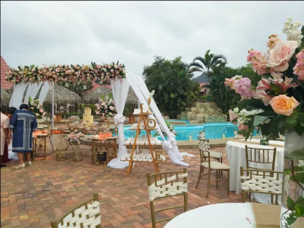 Salón de eventos de Hostería Oceanic preparado para boda con decoración floral en Puerto López Ecuador