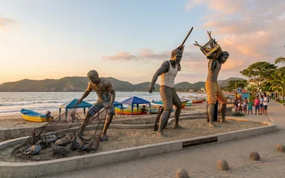 Monumento al Pescador en el malecón de Puerto López, Manabí, Ecuador