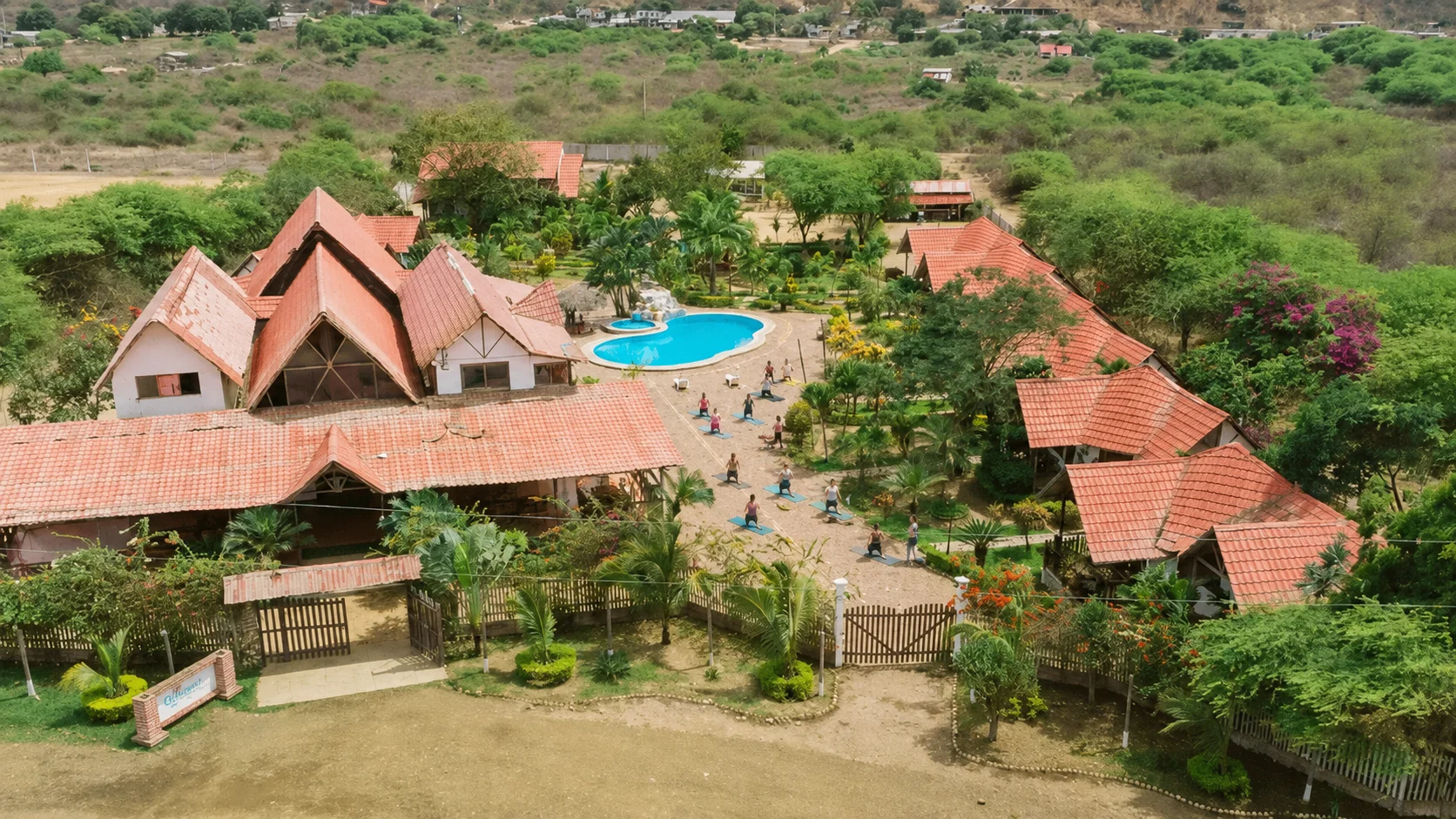 Piscina de Oceanic Hostería rodeada de jardines tropicales, Puerto López